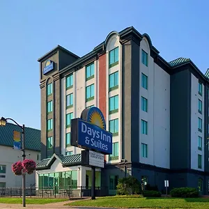 Days By Wyndham Centre St By The Falls מלון
