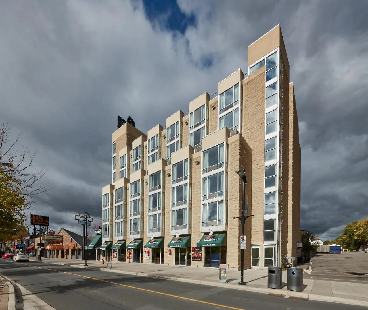 The Falls Hotel & Inn Niagara Falls